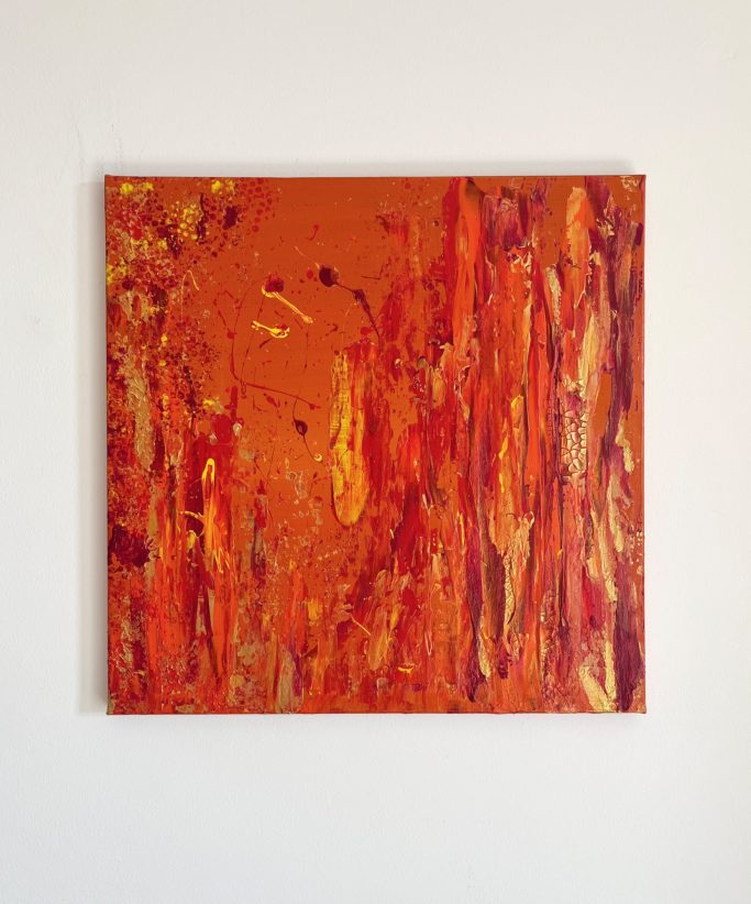 Abstrakte Malerei in warmen Rottönen und orangefarbenen Akzenten.