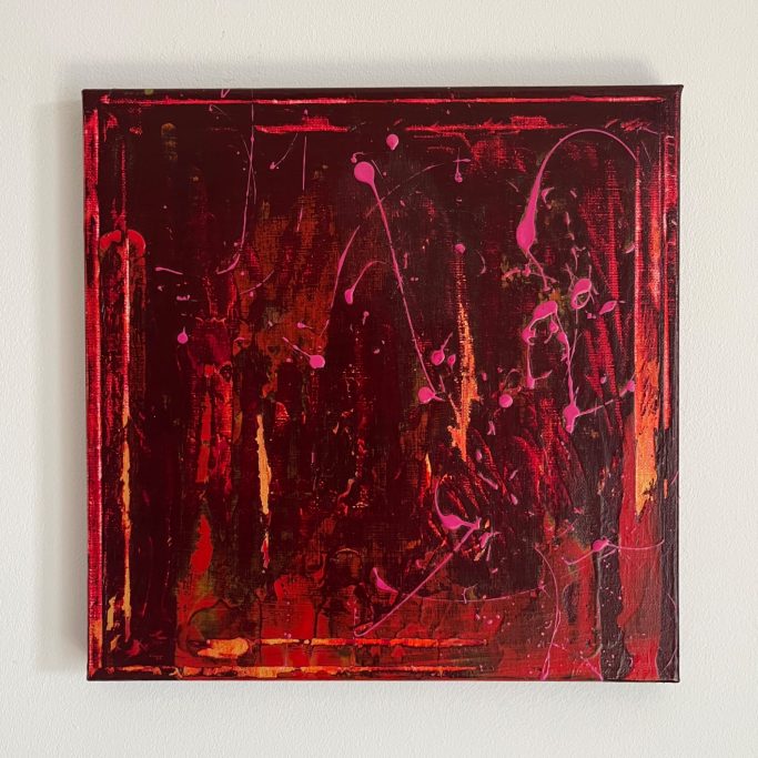 Abstrakte Malerei in Rottönen mit dynamischen Pinselstrichen und leuchtenden Akzenten.