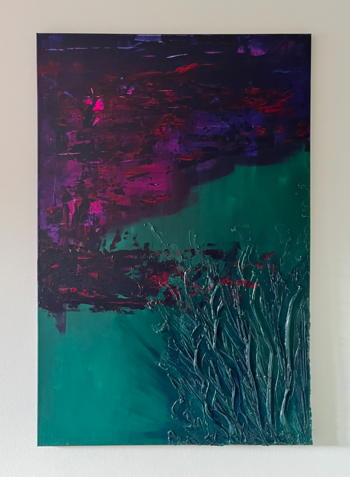 Abstrakte Malerei in Violett- und Grüntönen mit dreidimensionalen Texturen.