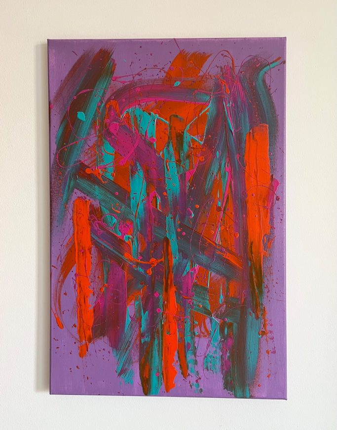 Abstrakte Malerei mit kräftigen Farben in Rot, Blau und Lila auf lila Hintergrund.