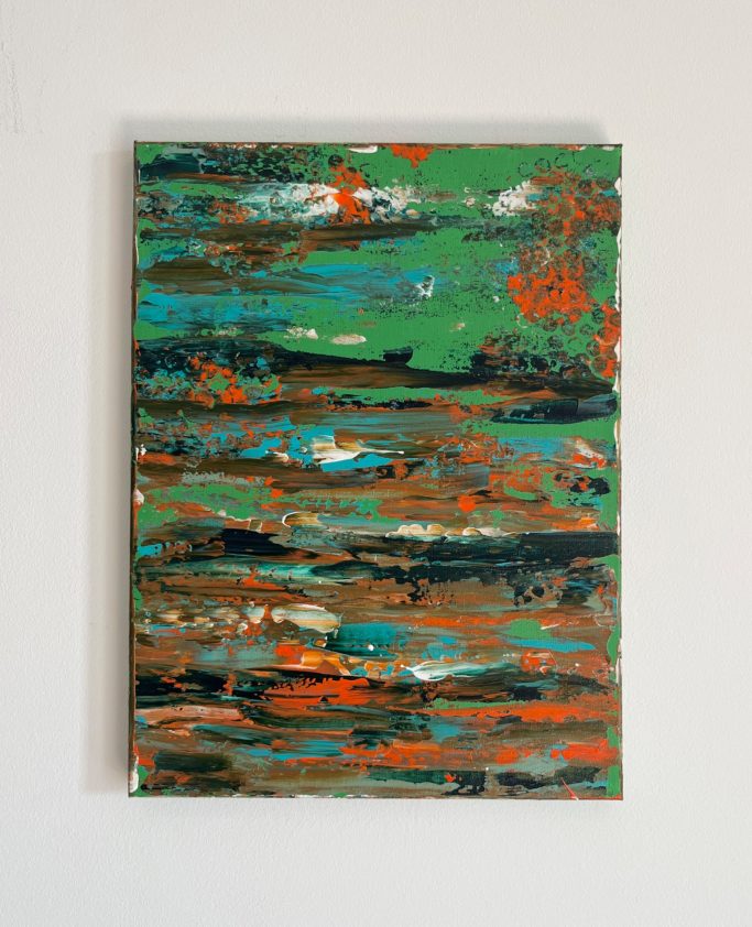 Abstrakte Malerei in Grüntönen mit orangefarbenen Akzenten und strukturierten Oberflächen.