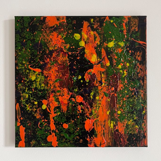 Abstrakte Malerei in kräftigen Grün- und Orangetönen mit dynamischen Farbklecksen.