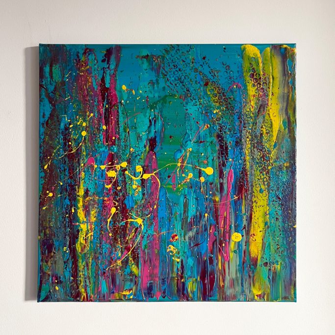 Abstrakte Malerei mit leuchtenden Farben in Blau, Lila und Gelb.